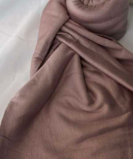 Hijab uni vieux rose doux en jersey Dubai premium (coton de haute qualité), montrant sa texture douce et son drapé, porté et roulé.