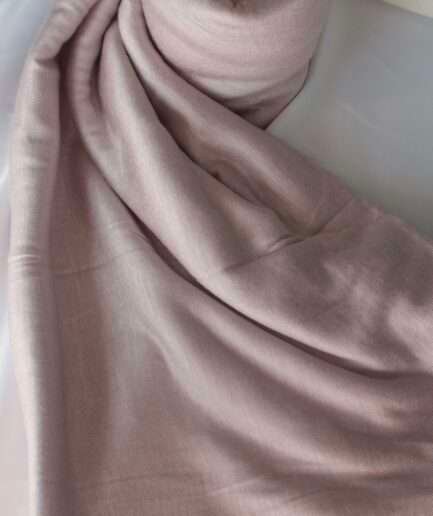 Hijab uni rose poudré délicat en jersey Dubai premium (coton de haute qualité), montrant sa texture douce et son drapé, porté et roulé.