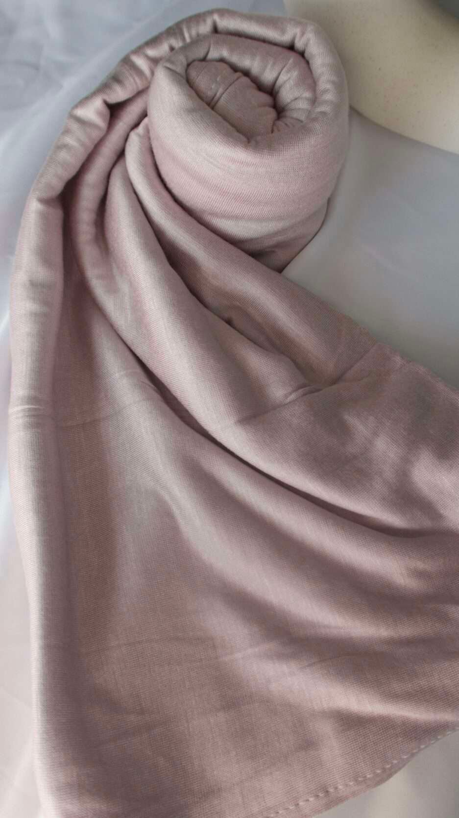 Hijab uni rose poudré délicat en jersey Dubai premium (coton de haute qualité), montrant sa texture douce et son drapé, porté et roulé.