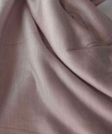 Hijab uni rose poudré délicat en jersey Dubai premium (coton de haute qualité), montrant sa texture douce et son drapé, porté et roulé.