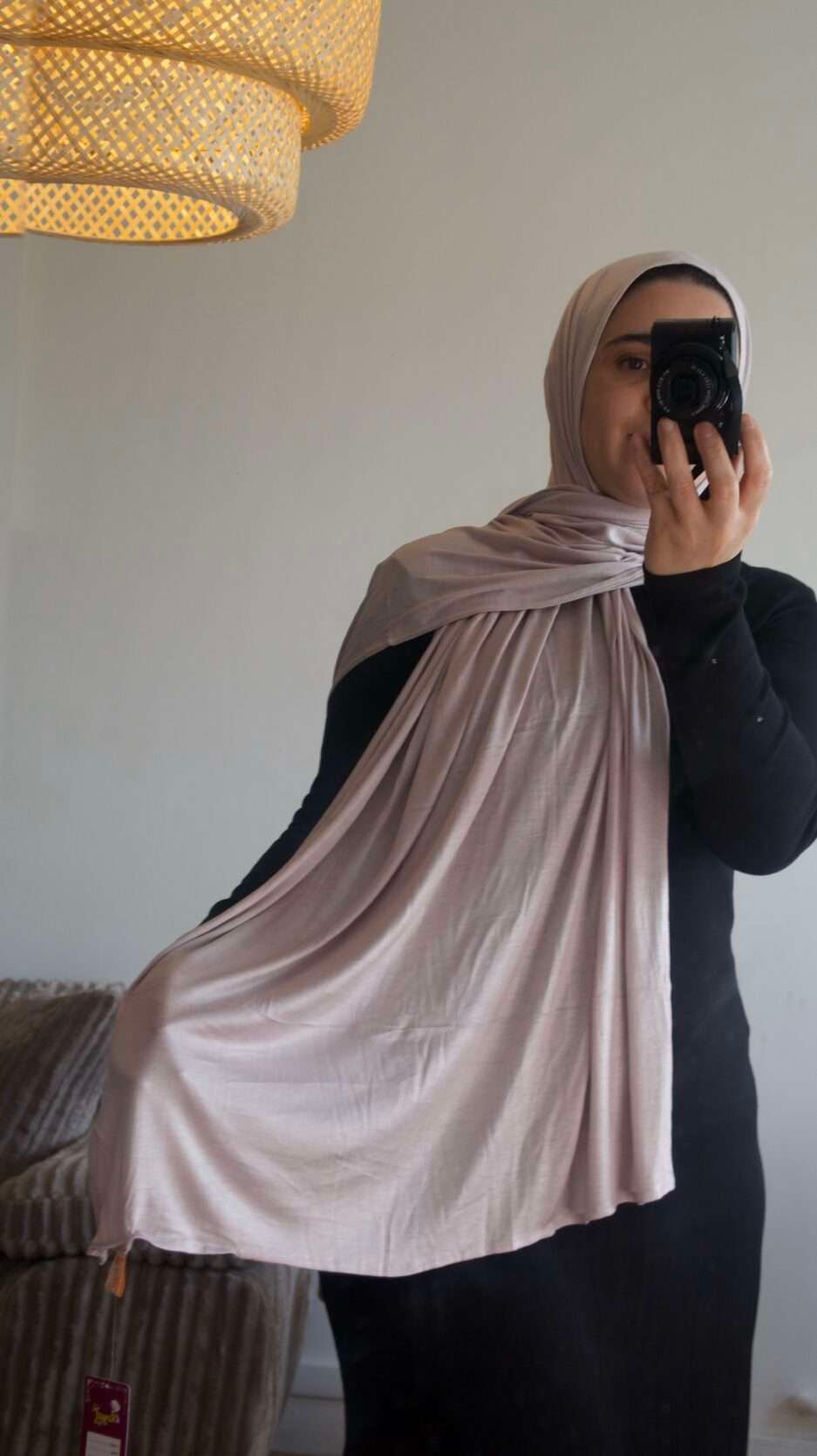 Hijab uni rose poudré délicat en jersey Dubai premium (coton de haute qualité), montrant sa texture douce et son drapé, porté et roulé.