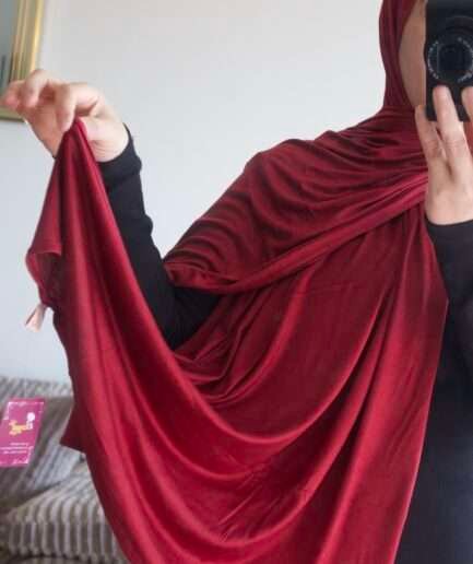 Hijab uni rouge bordeaux profond en jersey Dubai premium (jersey coton), montrant sa texture douce et son drapé
