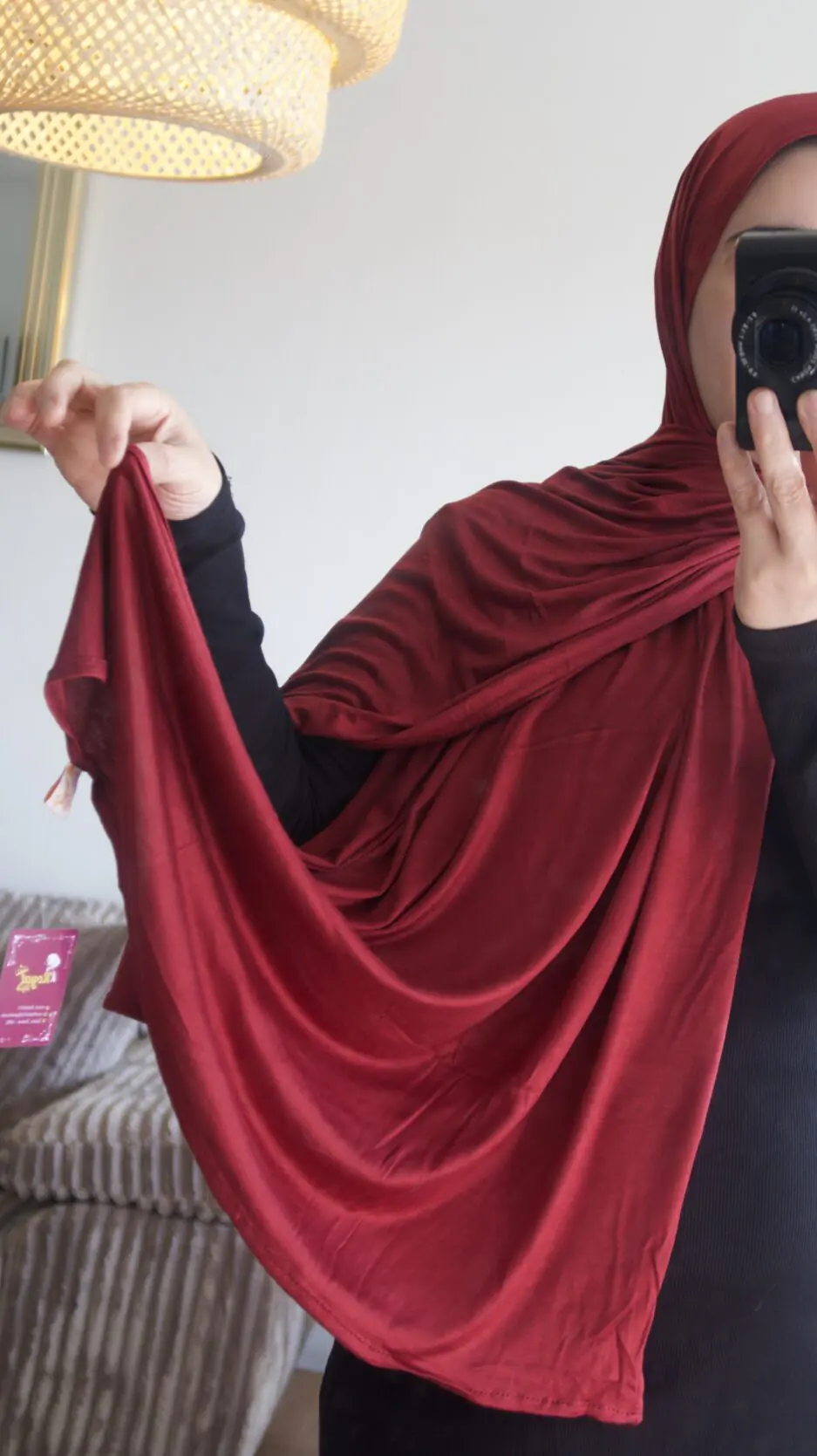 Hijab uni rouge bordeaux profond en jersey Dubai premium (jersey coton), montrant sa texture douce et son drapé