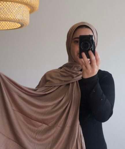 Hijab uni vieux rose doux en jersey Dubai premium (coton de haute qualité), montrant sa texture douce et son drapé, porté et roulé.