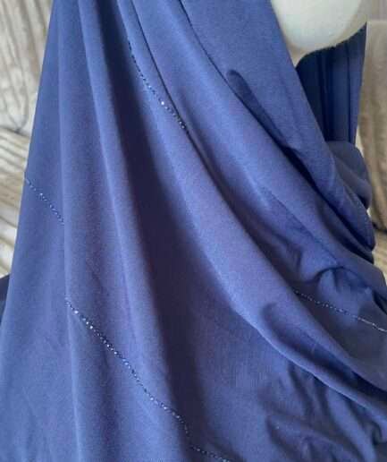 Hijab bleu marine en jersey doux avec de fines lignes de strass scintillants, présenté sur un mannequin.