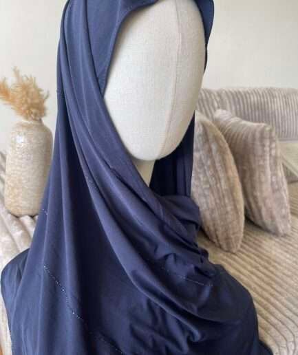 Hijab bleu marine en jersey doux avec de fines lignes de strass scintillants, présenté sur un mannequin.