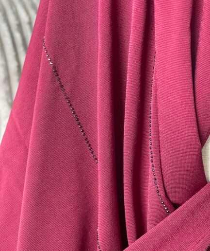 Hijab rouge framboise en jersey doux avec de fines lignes de strass scintillants, présenté sur un mannequin.