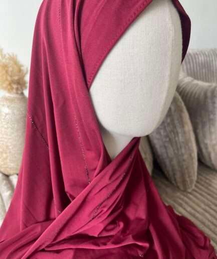 Hijab rouge framboise en jersey doux avec de fines lignes de strass scintillants, présenté sur un mannequin.
