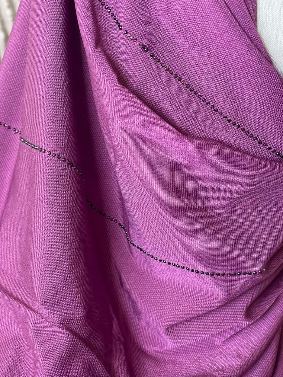 Hijab violet magenta en jersey doux avec de fines lignes de strass scintillants, présenté sur un mannequin.