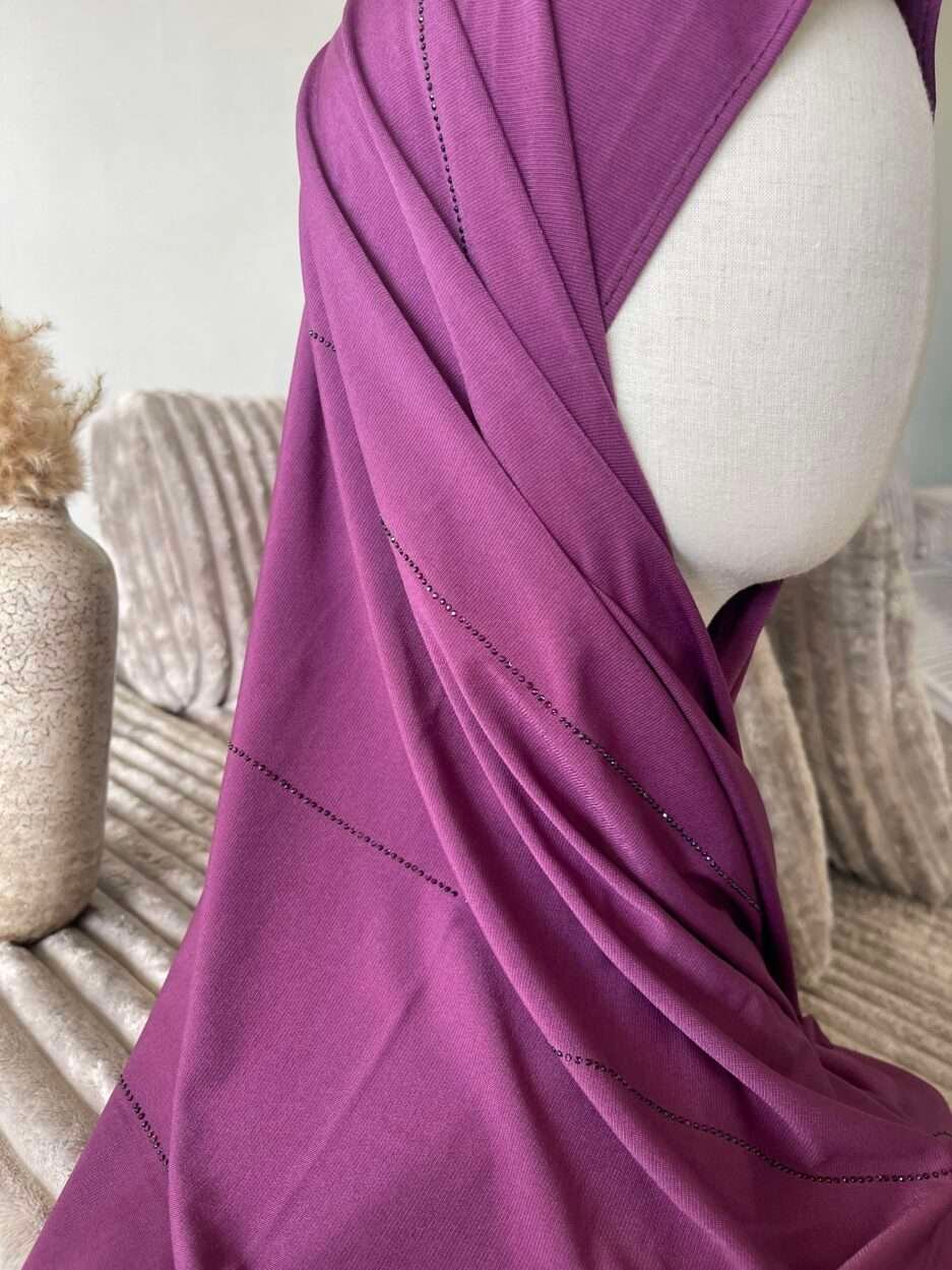 Hijab violet magenta en jersey doux avec de fines lignes de strass scintillants, présenté sur un mannequin.