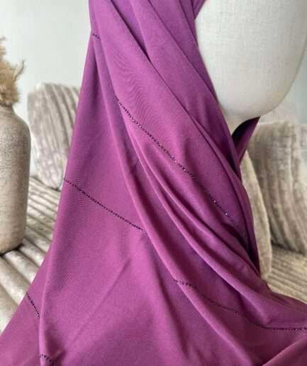 Hijab violet magenta en jersey doux avec de fines lignes de strass scintillants, présenté sur un mannequin.