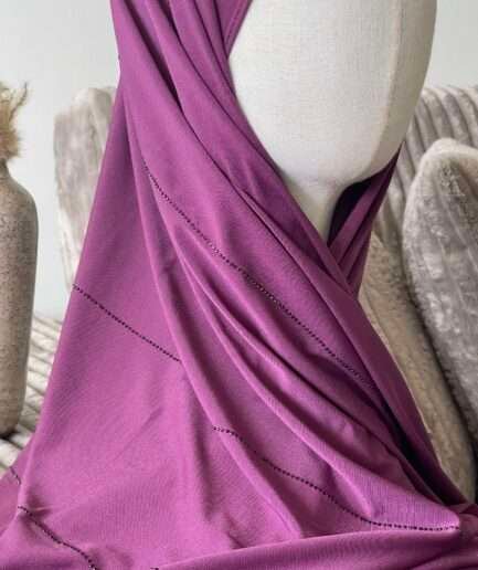 Hijab violet magenta en jersey doux avec de fines lignes de strass scintillants, présenté sur un mannequin.