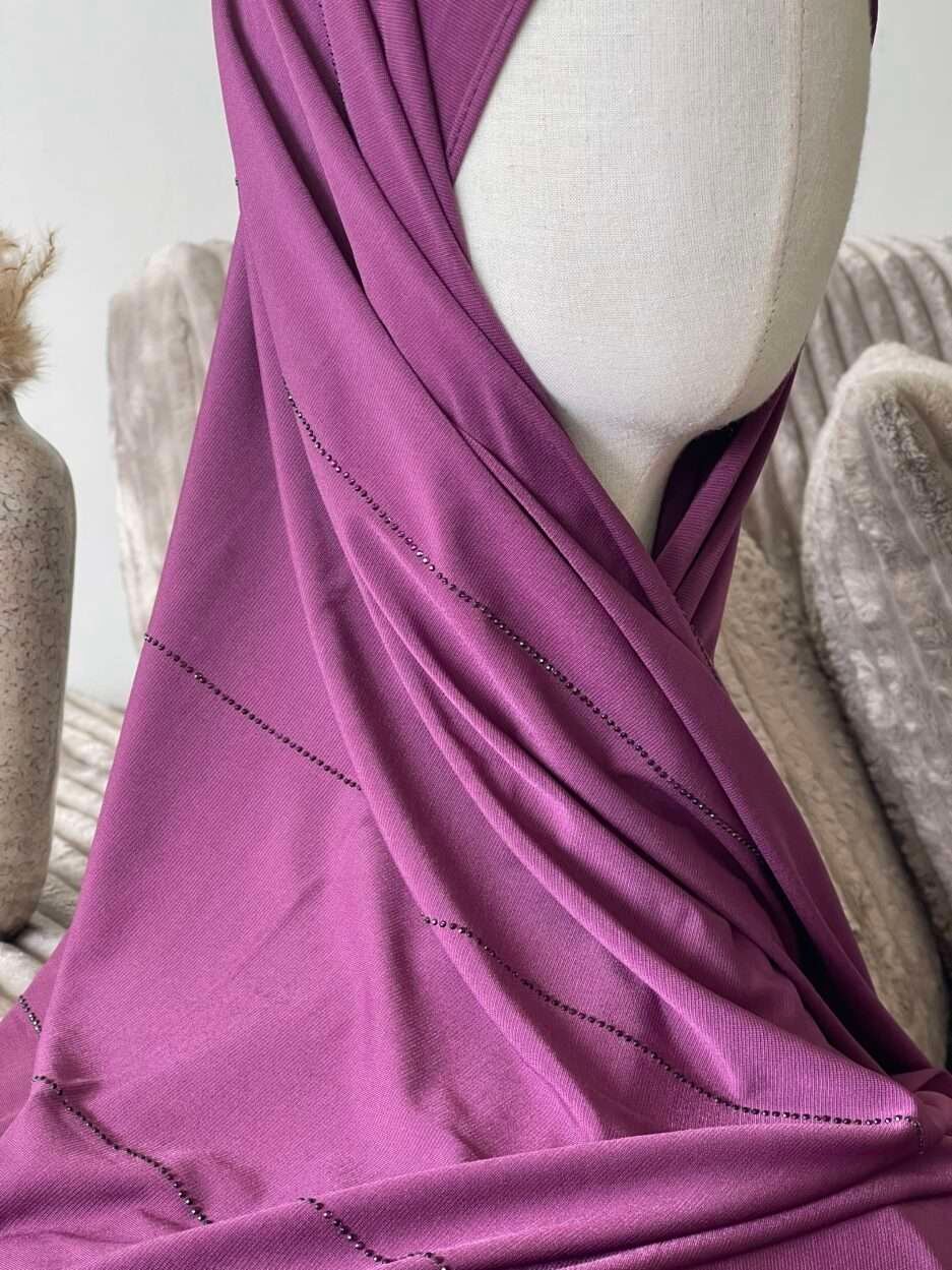 Hijab violet magenta en jersey doux avec de fines lignes de strass scintillants, présenté sur un mannequin.
