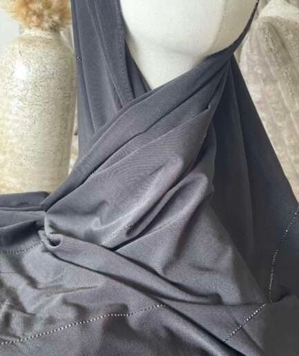 Hijab noir profond en jersey doux avec de fines lignes de strass foncés scintillants, présenté sur un mannequin.