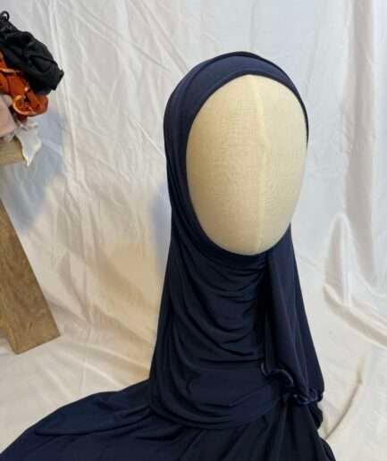 Hijab bleu marine uni en jersey doux avec une fine bordure festonnée décorative, présenté sur un mannequin.
