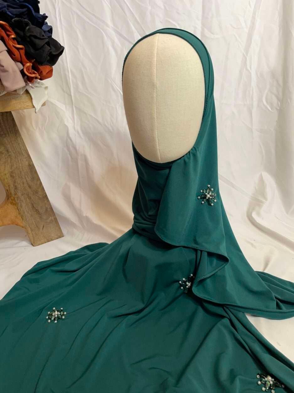 Hijab prêt-à-porter vert émeraude en jersey avec appliques de perles et strass, vue de côté sur mannequin - Iklilboutique.com