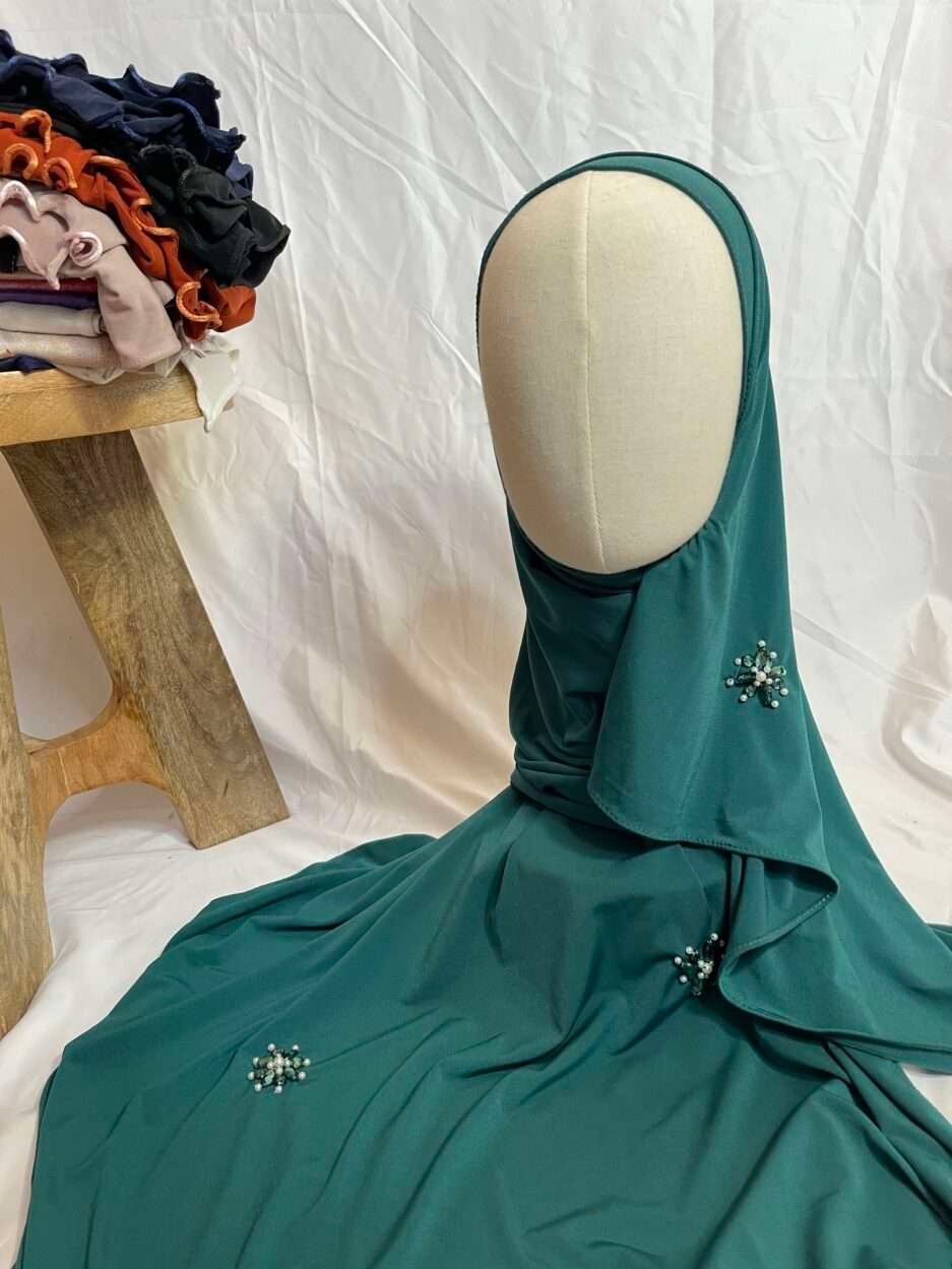 Hijab prêt-à-porter vert émeraude en jersey avec appliques de perles et strass, vue de côté sur mannequin - Iklilboutique.com