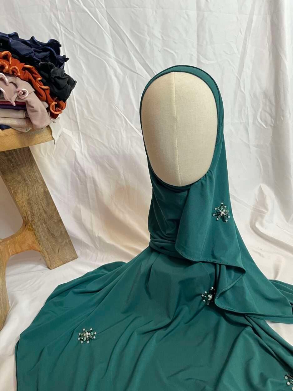 Hijab prêt-à-porter vert émeraude en jersey avec appliques de perles et strass, vue de côté sur mannequin - Iklilboutique.com