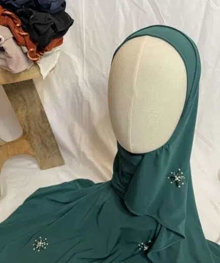 Hijab Pr&ecirc;t-&agrave;-Porter Orn&eacute; de Perles - Vert &Eacute;meraude &Eacute;l&eacute;gant