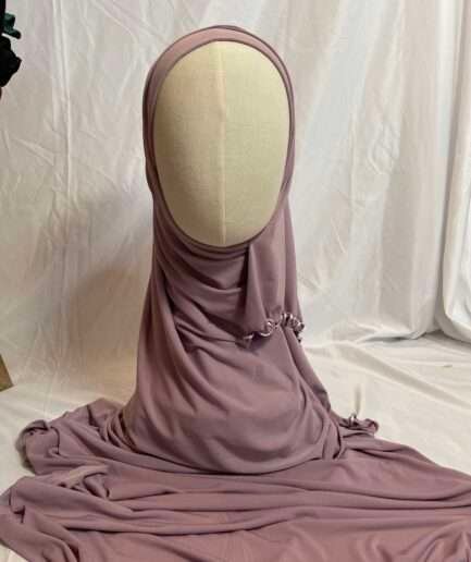 Hijab mauve poudré uni en jersey doux avec une fine bordure festonnée contrastante, présenté sur un mannequin.