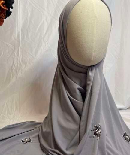 Hijab gris perle uni en jersey doux, orné de broches effet diamant (perles et strass), présenté sur un mannequin.