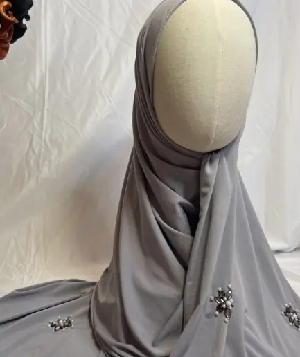 Hijab gris perle uni en jersey doux, orn&eacute; de broches effet diamant (perles et strass), pr&eacute;sent&eacute; sur un mannequin.