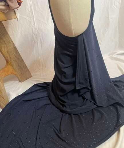 Hijab bleu marine en jersey doux, parsemé de petits strass scintillants effet ciel étoilé, présenté sur un mannequin.