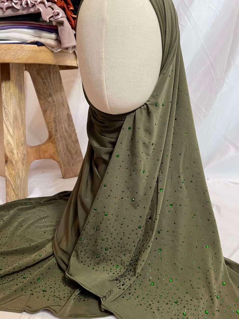 Hijab vert olive en jersey doux, parsemé de petits strass verts scintillants effet ciel étoilé, présenté sur un mannequin.