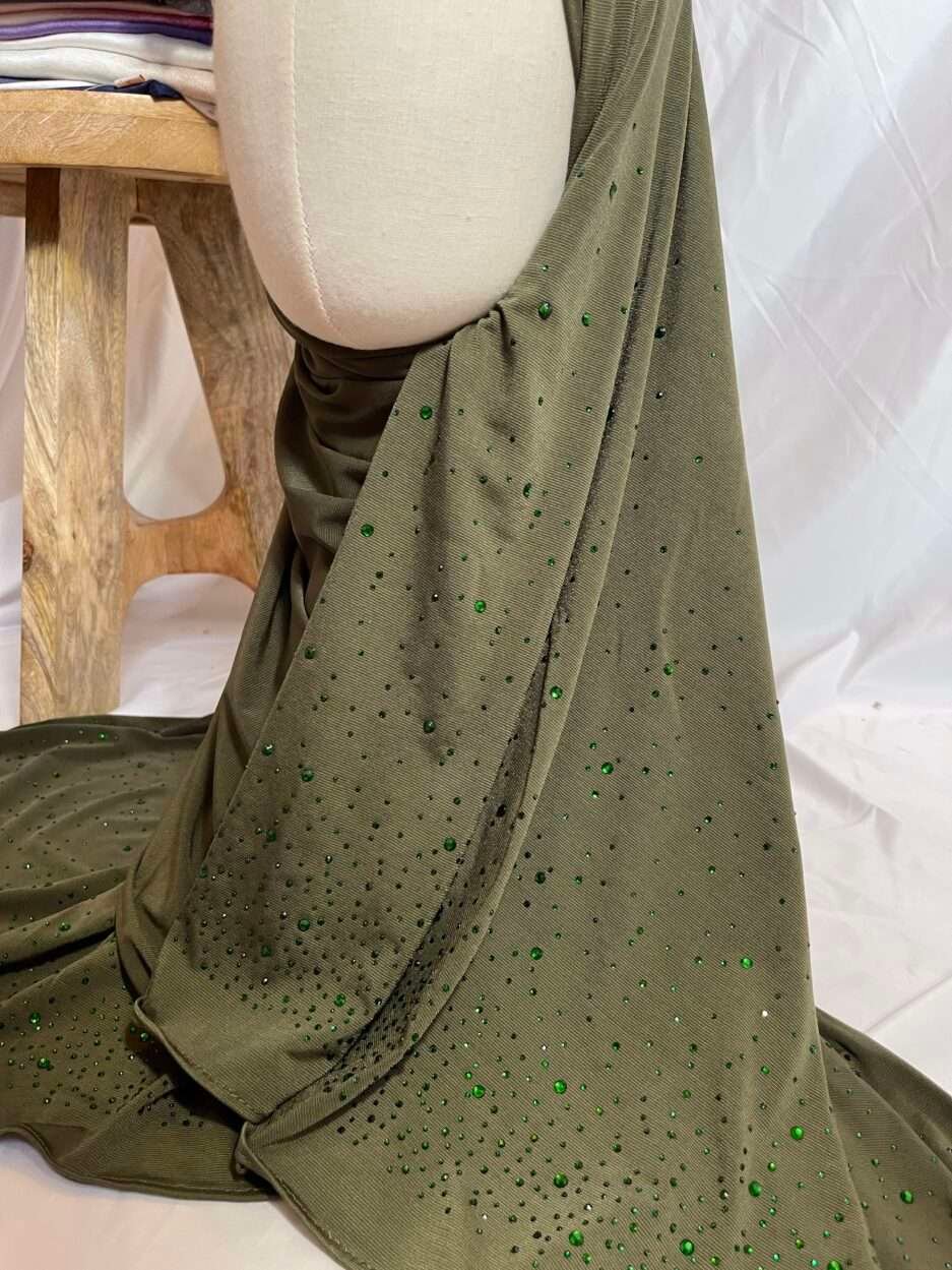 Hijab vert olive en jersey doux, parsemé de petits strass verts scintillants effet ciel étoilé, présenté sur un mannequin.