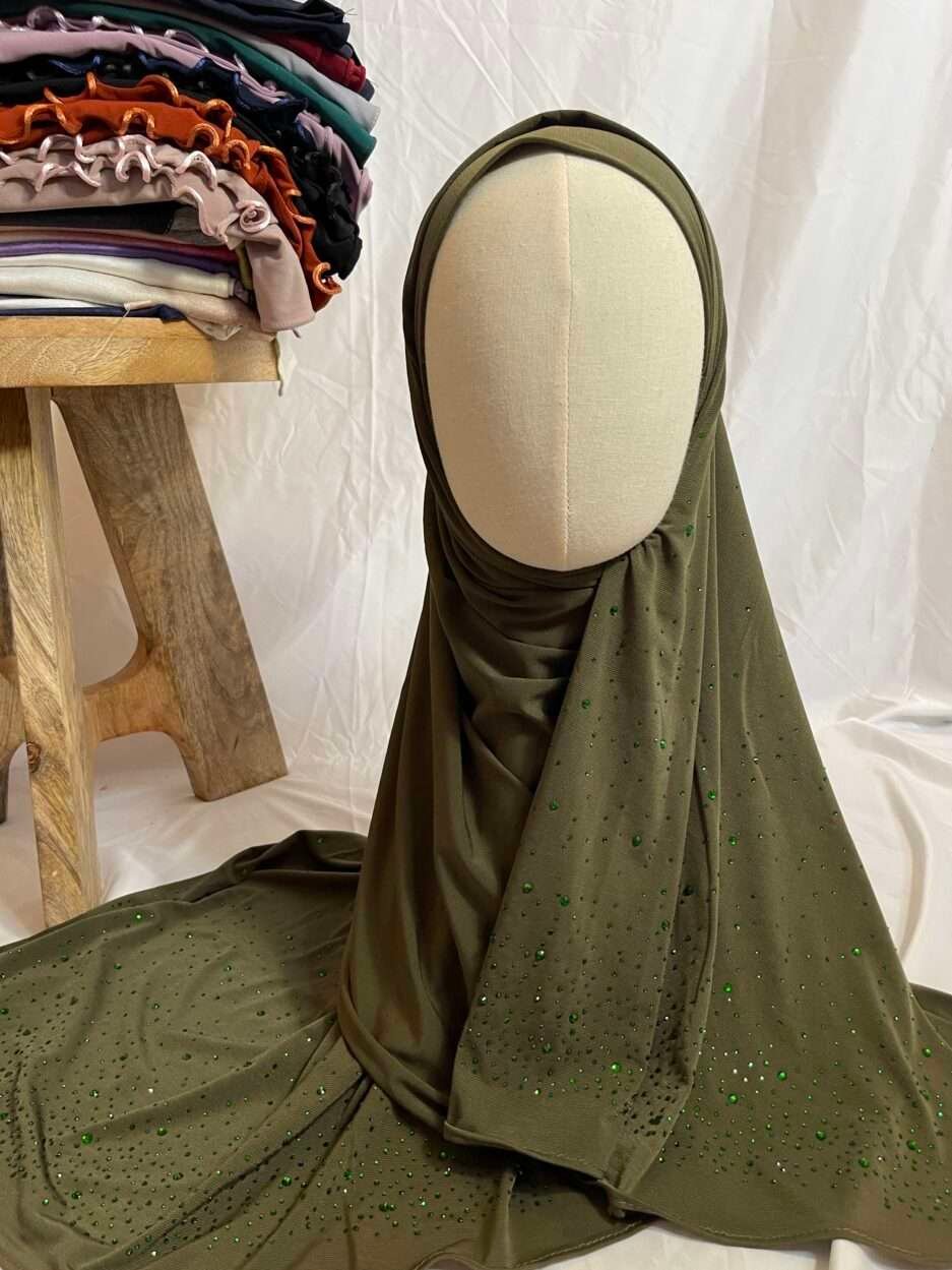 Hijab vert olive en jersey doux, parsemé de petits strass verts scintillants effet ciel étoilé, présenté sur un mannequin.