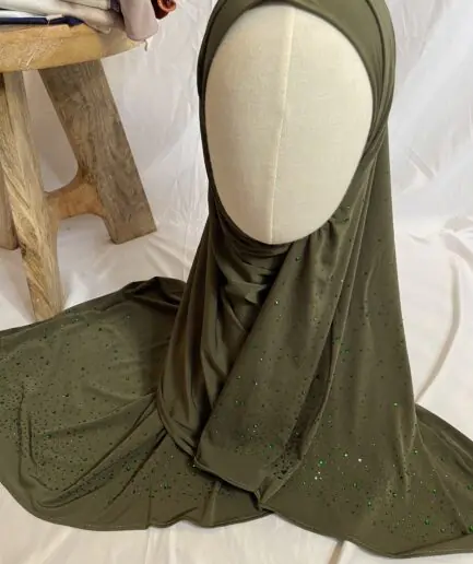Hijab vert olive en jersey doux, parsem&eacute; de petits strass verts scintillants effet ciel &eacute;toil&eacute;, pr&eacute;sent&eacute; sur un mannequin.