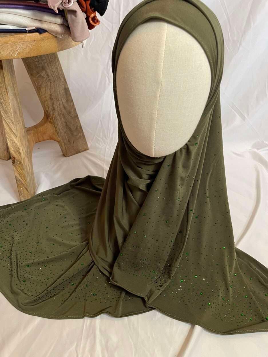 Hijab vert olive en jersey doux, parsemé de petits strass verts scintillants effet ciel étoilé, présenté sur un mannequin.