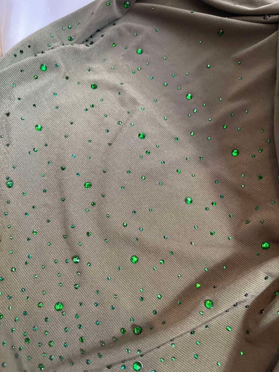 Hijab vert olive en jersey doux, parsemé de petits strass verts scintillants effet ciel étoilé, présenté sur un mannequin.