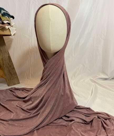 Hijab vieux rose en tissu doux avec un motif texturé en relief, présenté sur un mannequin.