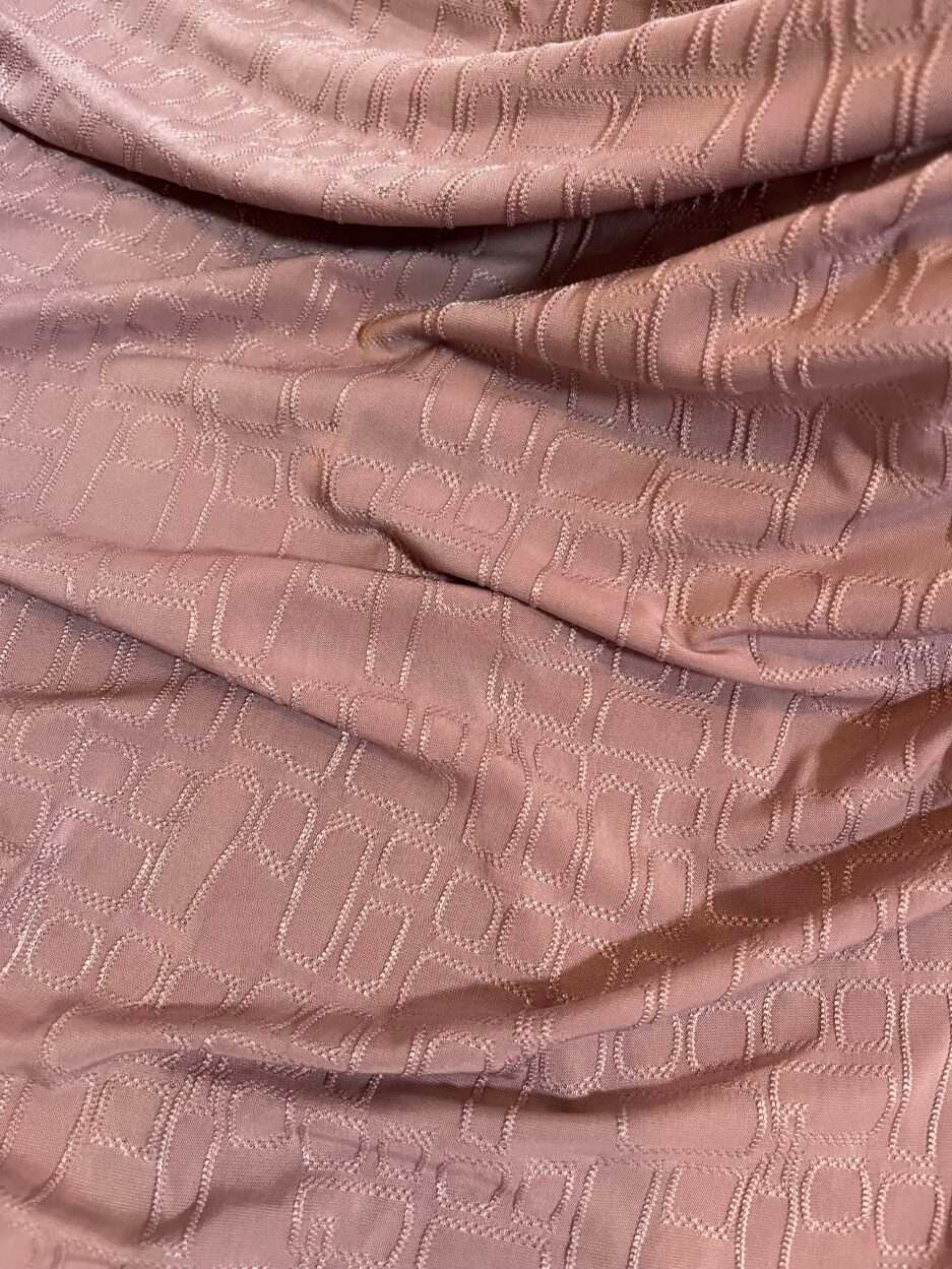 Hijab vieux rose en tissu doux avec un motif texturé en relief, présenté sur un mannequin.
