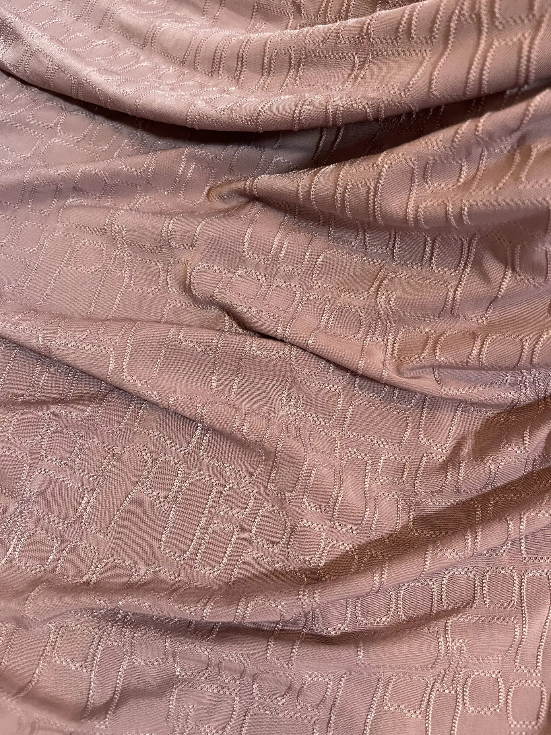 Hijab vieux rose en tissu doux avec un motif textur&eacute; en relief, pr&eacute;sent&eacute; sur un mannequin.